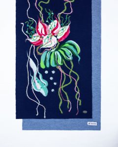 Photo Trioni Wool Scarf with pink lily