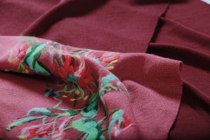 Photo Trioni Wool Scarf with pink flowers