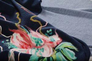 Photo Trioni Wool Scarf with pink lily